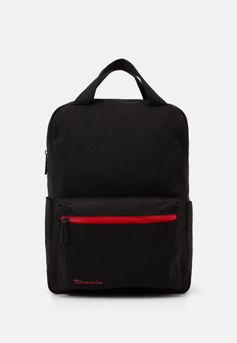 Sac à dos noir en tissu résistant, de forme rectangulaire, avec deux poignées noires et une poche avant munie d'une fermeture éclair rouge.