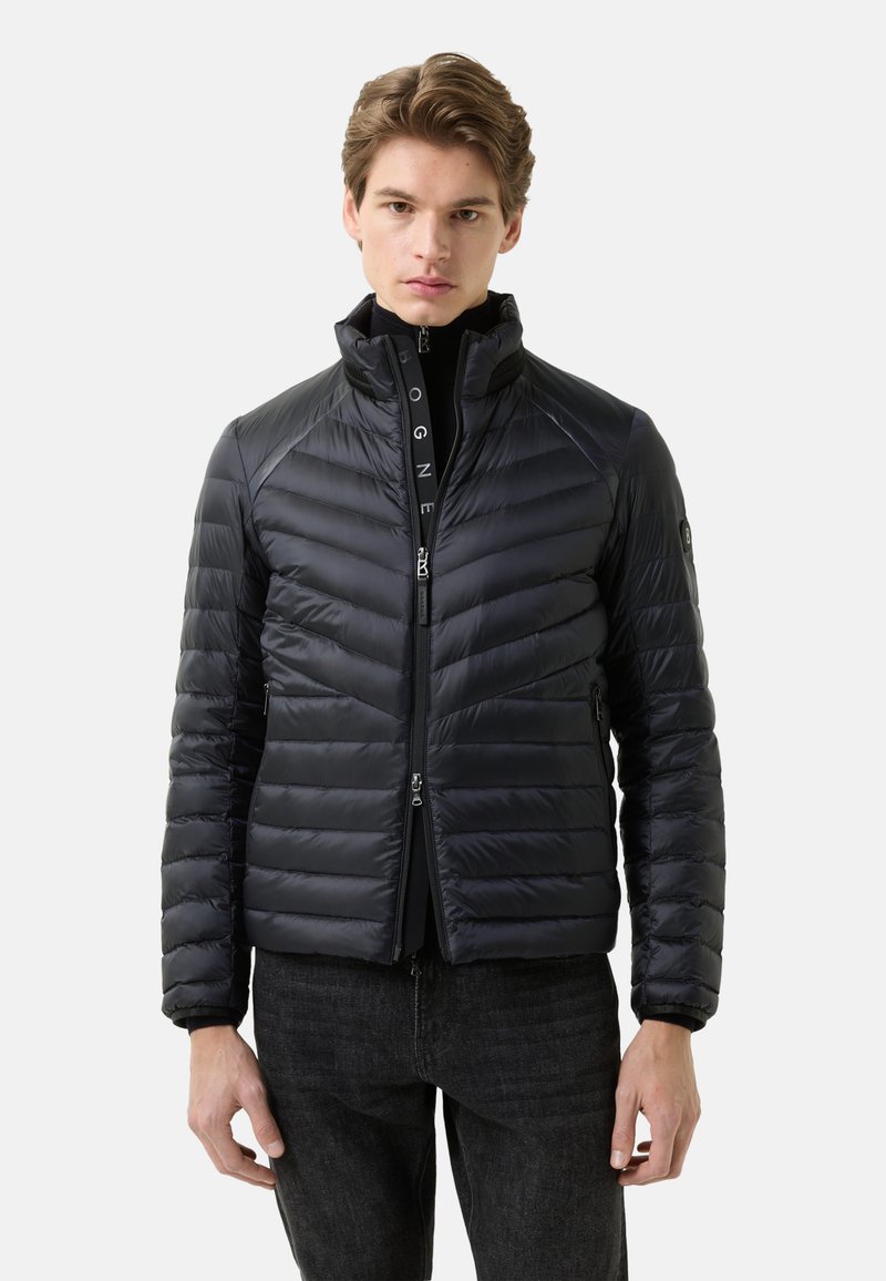 Kurtka puchowa w ciemnym granacie z poziomym pikowaniem, wysokim kołnierzem, zamkiem błyskawicznym i bocznymi kieszeniami. Lekki materiał o gładkiej fakturze.