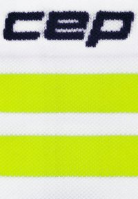 Tessuto bianco e giallo neon a righe con una superficie texturizzata, con la parola "cep" in maglia blu navy in alto.
