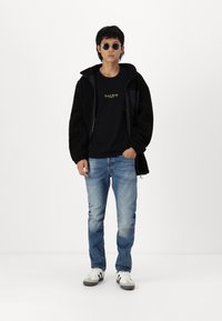 Jack & Jones JORREALMEAL TEE UNISEX - Μπλουζάκι με στάμπα - black