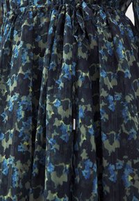 Blumenmusterkleid aus transparentem schwarzem Stoff mit blauen und grünen Blumen, geraffter Taille mit Bindegürtel und dezenten vertikalen Streifen.