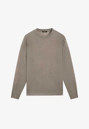 Grijze trui met lange mouwen, gemaakt van zacht gebreid materiaal. Heeft een ronde hals en een ontspannen pasvorm met minimale stiksel details.