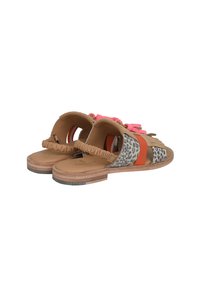 Sandali marroni con stampa leopardata, dettagli rosa e cinghie arricciate. Design open-toe con suola piatta e aperture laterali.