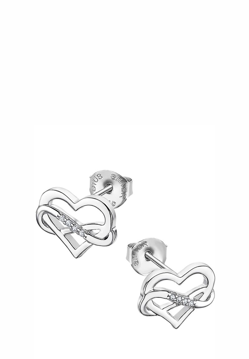 Boucles d'oreilles en argent en forme de cœur avec un design entrelacé et une rangée de petites pierres claires en accent. Fini poli et fermoir à tige.