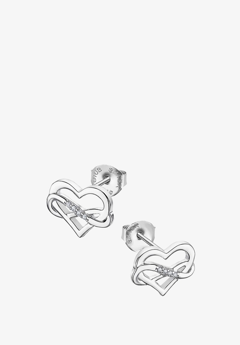 Boucles d'oreilles en argent en forme de cœur avec un design entrelacé et une rangée de petites pierres claires en accent. Fini poli et fermoir à tige.