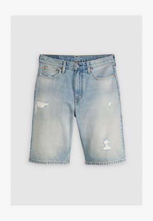 Shorts in denim azzurro chiaro con vita alta, caratterizzati da toppe strappate e bordi sfilacciati. Design a cinque tasche e dettagli in metallo.