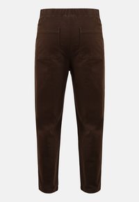 Bruine katoenen broeken met een elastische tailleband, twee achterzakken, taps toelopende pijpen en een gladde textuur. Geen zichtbare patronen of accenten.