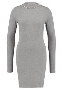 Abito grigio a maniche lunghe realizzato in tessuto a maglia, caratterizzato da una silhouette aderente e da un colletto rotondo decorato con piccole perle decorative.