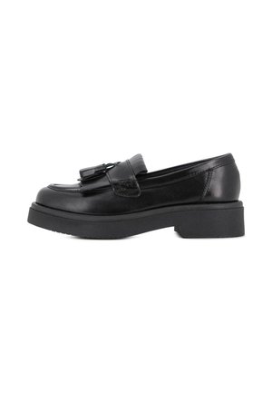 Mocasín de cuero negro con detalle de borla, suela gruesa y tacón bajo de bloque, mostrado de lado sobre un fondo blanco.