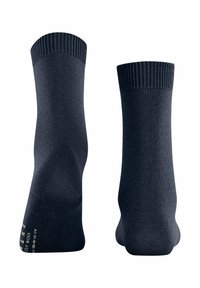 Un paio di calze in lana grigio scuro viste da dietro, con polsini a coste e una texture lavorata a maglia.