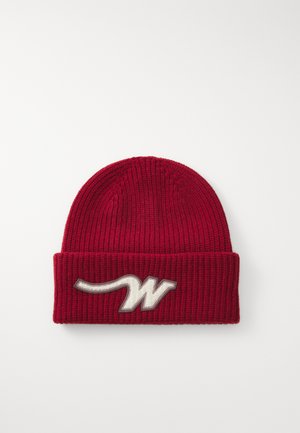 Punane kootud beanie, millel on volditud ääreosa, tekstureeritud ribakujundusega ja valge tikandiga logo ees.