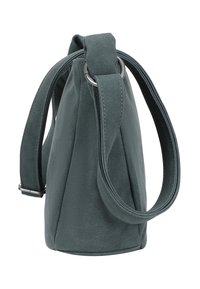 Borsa verde in suede dalla forma triangolare arrotondata, con manico superiore e dettagli a cerchio sui lati. Texture morbida, design minimalista.