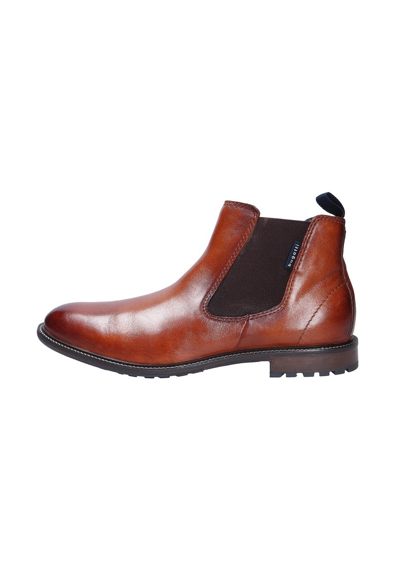 Botas de cuero marrón hasta el tobillo con paneles laterales elásticos, punta redondeada, acabado texturizado y una suela de goma baja con un dibujo en el tread.