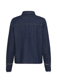 Donkerdenim jasje met een kraag met knopen, lange mouwen en studaccenten op de mouwen. Achteraanzicht, dat een eenvoudig, klassiek ontwerp toont.