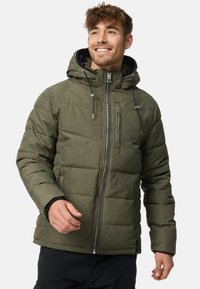 Groene gewatteerde jas met een rits aan de voorkant, verstelbare capuchon en contrasterende zwarte binnenvoering. Voorzien van een ritszak op de borst.
