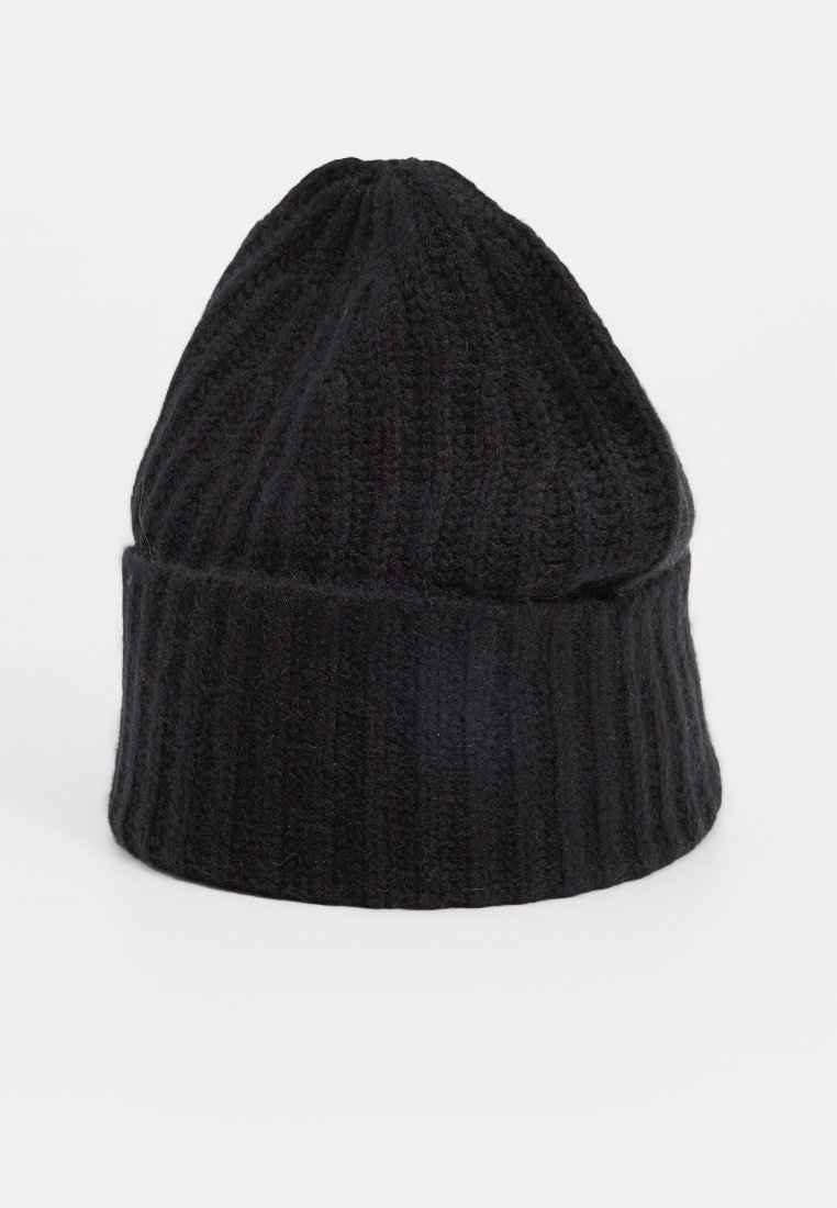 Czarna, dzianinowa czapka beanie o prążkowanej strukturze, z wywiniętym mankietem u podstawy i zwężającą się górą. Wykonana z ciepłej, miękkiej mieszanki wełny.