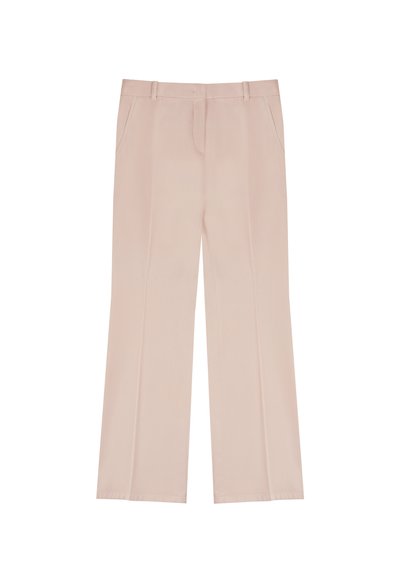 Pantalons larges rose clair en tissu lisse, dotés de deux poches avant et d'un pli au centre de chaque jambe.