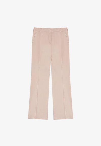 Pantalons larges rose clair en tissu lisse, dotés de deux poches avant et d'un pli au centre de chaque jambe.