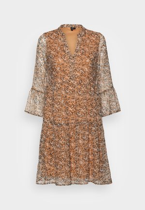 Hellbraunes Blumenkleid mit langen transparenten Ärmeln, V-Ausschnitt und einem gestuften Rockdesign, auf neutralem Hintergrund dargestellt.