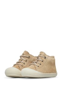 Zapatillas altas de ante beige con punta redondeada, diseño con cordones, cuello festoneado y suela de goma texturizada. Acentuadas con ojales metálicos.