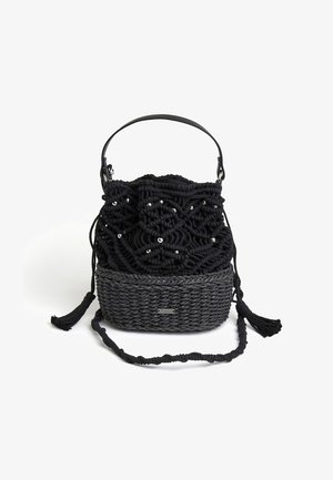 Czarna torba typu bucket z górną częścią z makramy ozdobioną małymi srebrnymi koralikami, tkanym spodem, górnym uchwytem i długim plecionym paskiem na ramię z chwostami.