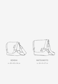 Zwei Messenger Bags: "Sendai" (28x9,5x24 cm) und "Matsumoto" (33x9x27 cm). Beide verfügen über verstellbare Schulterriemen und eine seitliche Halteschlaufe.