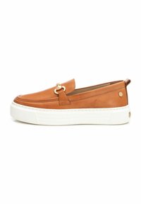 Zapato marrón de cuero sin cordones con punta redonda, suela de plataforma blanca y detalles en hardware dorado en el frente, que presenta una textura suave.