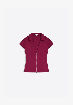 Top met korte mouwen in diep magenta, aansluitend met kraag en zilverkleurige rits aan de voorkant, plat uitgespreid op een witte achtergrond.