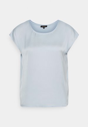 Vaaleansininen lyhythihainen pusero, jossa pyöreä pääntie, sileä kangas ja rento istuvuus, esillä yksinkertaisella valkoisella taustalla.