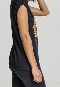 Mister Tee T-shirt med print - black