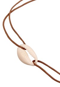 Bruine koord halsketting met een witte cowrie schelp hanger met gestructureerde ribbels en een glanzende afwerking.