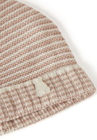 Berretto in maglia con un motivo a righe nei toni del rosa soft e del crema. Presenta un bordo a coste e un piccolo dettaglio a forma di coniglietto trasparente.