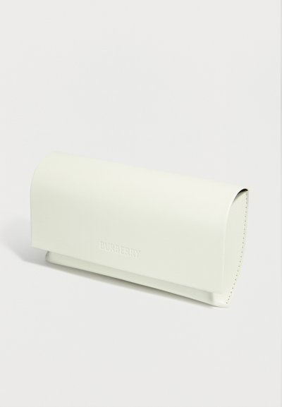 Θήκη γυαλιών Burberry από κρεμ δέρμα με κυρτή επικάλυψη, διακριτικό ανάγλυφο λογότυπο και ραμμένα άκρα, απεικονισμένη σε μονόχρωμο λευκό φόντο.