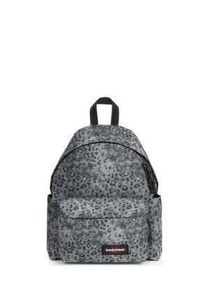 Pequeña mochila gris con manchas negras de leopardo, bolsillo frontal con cremallera, bolsillos laterales y asa negra en la parte superior, etiqueta de la marca Eastpak en el frente.