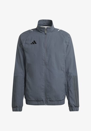 Graue Sportjacke mit Stehkragen, Vorderreißverschluss und Adidas-Logo. Verfügt über eine dezente Textur und gestreifte Akzente an den Ärmeln.