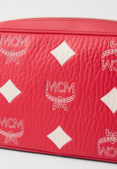 MCM AREN - Τσάντα χιαστί - candy red