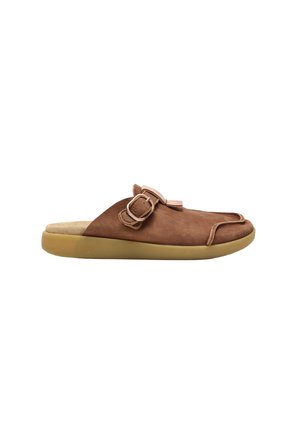Zapato marrón tipo slip-on con puntera redondeada, correa lateral con hebilla y suela color tostado claro sobre fondo blanco.