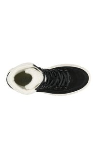 Zwarte suède high-top sneaker met witte nepbont kraag, zwarte veters, rubberen zool en logo op de binnenzool. Bovenaanzicht toont het vetersluiting ontwerp.