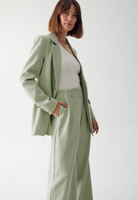 CALLI MELISSA - Hlače - sage green