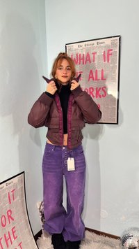 Lühike lilla pufijakk lühendatud lõikega; kombineeritud kõrge vöökohaga lilla laia säärega pükstega, millel on nupud ja sildimärk.