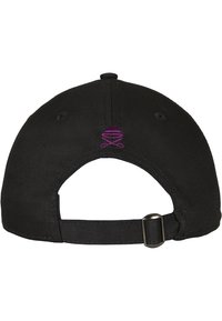 Cappello nero con un design ricamato viola sul retro, cinturino regolabile con fibbia metallica e tessuto testurizzato.