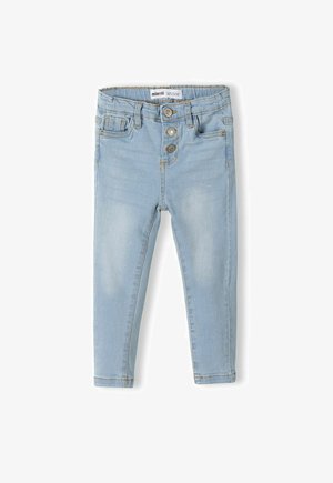 Világoskék, sima tapintású farmernadrág, slim fit szabással, öt zsebbel, és három gombos derékkal. Fakó kivitel és steppelt szegélyek.