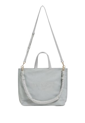 Borsa tote grigio chiaro con due manici, una tracolla intrecciata staccabile e logo "TWINSET MILANO" in rilievo sul davanti.