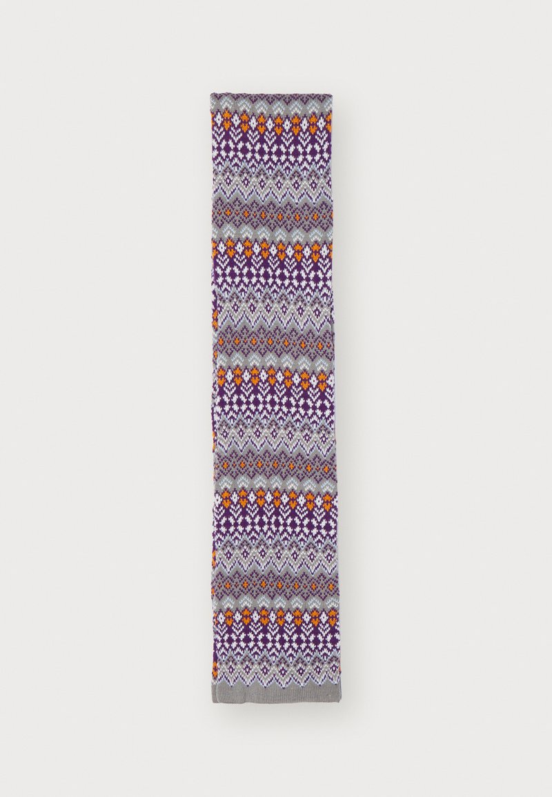 Sciarpa lavorata a maglia con sfondo viola e motivi geometrici in grigio, bianco e arancione. Texture morbida, forma rettangolare lunga.