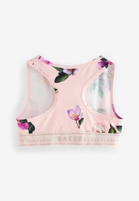 Svijetlo ružičasti sportski grudnjak s cvjetnim uzorkom, mrežastim detaljima i elastičnom trakom na kojoj su u reljefu ispisane riječi "BAKER by TED BAKER".