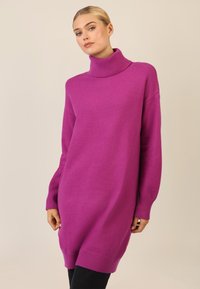 Fuchsia gestricktes Sweaterkleid mit hohem Kragen, gerippten Bündchen und lockerem Schnitt, das bis zur Mitte des Oberschenkels reicht, aus weichem Material.
