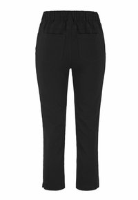 Zwarte capri-broeken van zachte stof, met een elastische tailleband, twee achterzakken en een recht model.