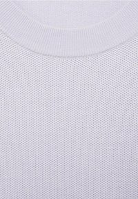 Pull en maille blanche avec un motif texturé. Dispose d'un col rond et d'un col côtelé. Tissu léger et respirant, idéal pour superposer.