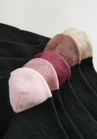 Viis paari musti sokke, mille varbad on roosa, lavendli, burgundi, pruuni ja beeži toonis, paigutatud sammhaaval reas.