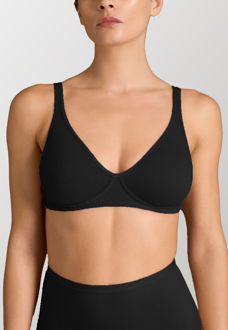 Soutien-gorge senza fili in tessuto nero e morbido, con coppe triangolari, spalline sottili e design senza cuciture, che offre un aspetto liscio.